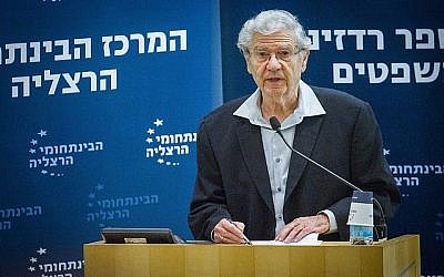 L'ancien juge de la Cour suprême Aharon Barak prend la parole lors d'une conférence au Centre interdisciplinaire de Herzliya le 2 janvier 2018. (FLASH90)