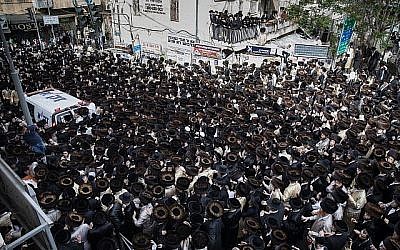 Des juifs ultra-orthodoxes se rassemblent à Kikar Shabbat à Jérusalem pour assister aux funérailles du nourrisson qui s'est noyé à Ashdod, le 5 avril 2018. (Noam Revkin Fenton/Flash90)