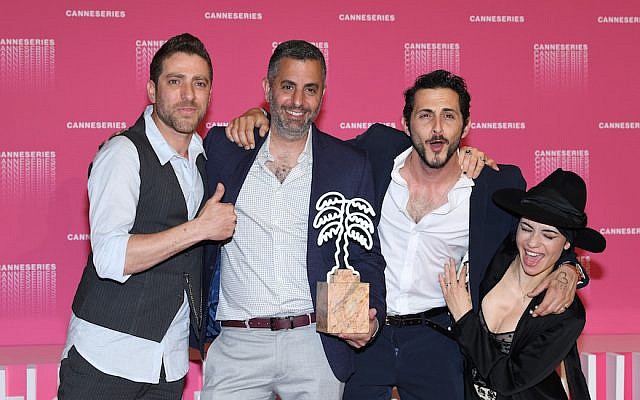 (De gauche à droite) Moshe Ashkenazi, Omri Givon, Tomer Kapon et Ninet Tayeb posent avec le prix de la meilleure série pour 'When Heroes Fly' au 1er Festival International de Cannes au Palais des Festivals le 11 avril 2018 à Cannes, France (Crédit : Pascal Le Segretain / Getty Images)