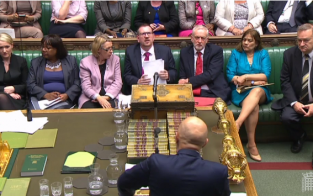 Le dirigeant travailliste Jeremy Corbyn (3e à partir de la droite) lors d'un débat au Parlement britannique sur l'antisémitisme au sein du parti. (Capture d'écran : Parliamentlive.tv) Le dirigeant travailliste Jeremy Corbyn (3e à partir de la droite) lors d'un débat au Parlement britannique sur l'antisémitisme au sein du parti. (Capture d'écran : Parliamentlive.tv)