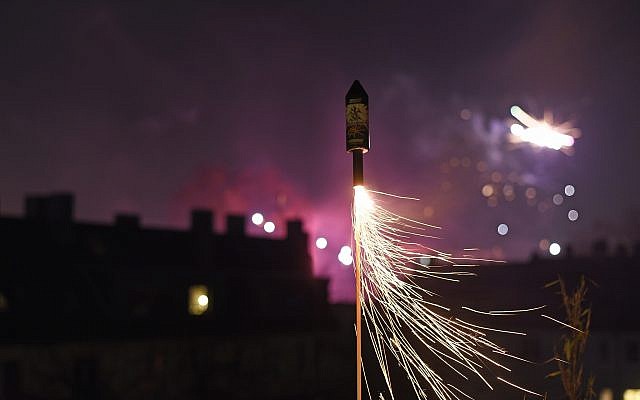 Illustration d'un feu d'artifice. (Crédit : pxel66//iStock by Getty Images)
