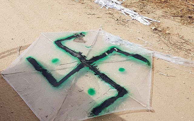 Un cerf-volant marqué d'une croix gammée, a volé à travers la frontière de Gaza en Israël avec un cocktail Molotov, le 20 avril 2018 (Crédit : porte-parole de l'armée israélienne) Un cerf-volant marqué d'une croix gammée, a volé à travers la frontière de Gaza en Israël avec un cocktail Molotov, le 20 avril 2018 (Crédit : porte-parole de l'armée israélienne)