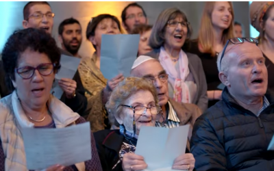 Des survivants de la Shoah et leurs familles se sont réunis à Jérusalem pour chanter ensemble une chanson appelée "Chai", le mot hébreu pour "vie", à l'initiative de l'association Koolulam. (Capture d'écran YouTube)