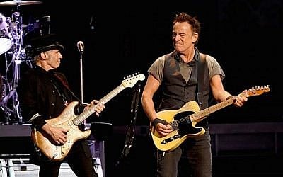 Les musiciens Nils Lofgren (à gauche) et Bruce Springsteen et le E Street Band se produisent au Los Angeles Sports Arena le 15 mars 2016 à Los Angeles, Californie. (Photo par Kevin Winter/Getty Images via JTA)