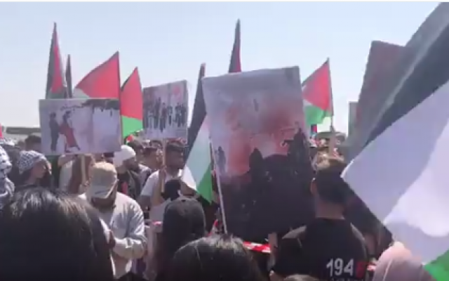 Des milliers d'Arabes israéliens participent à une "Marche du retour" commémorant la Nakba, dans la ville d'Atlit, au nord d'Israël, le 19 avril 2018. (Capture d'écran Twitter) Des milliers d'Arabes israéliens participent à une "Marche du retour" commémorant la Nakba, dans la ville d'Atlit, au nord d'Israël, le 19 avril 2018. (Capture d'écran Twitter)