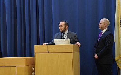 Rabbi Ira Dounn, du Princeton Center for Jewish Life, s'adressant au Collegiate Moot Beit Din, le dimanche 15 avril, sous le regard d'Abraham Waserstein, étudiant en première année, qui a organisé l'événement. (Avec l'aimable autorisation du Princeton Center for Jewish Life/via JTA)