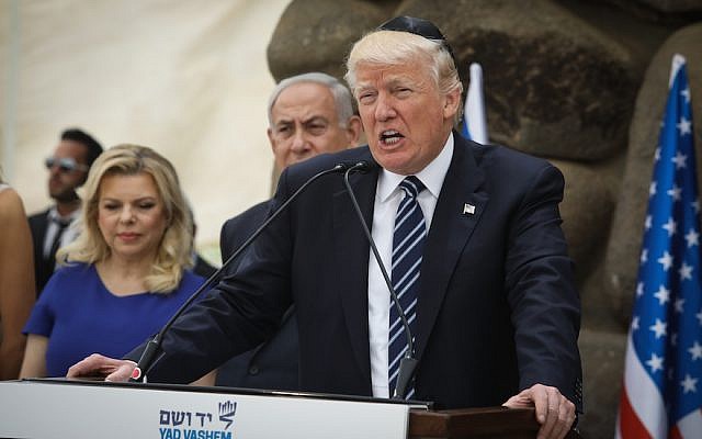 Le président américain Donald Trump lors de son discours au Musée de l'Holocauste de Yad Vashem à Jérusalem, le 23 mai 2017 (Isaac Harari / Flash90) Le président américain Donald Trump lors de son discours au Musée de l'Holocauste de Yad Vashem à Jérusalem, le 23 mai 2017 (Isaac Harari / Flash90)