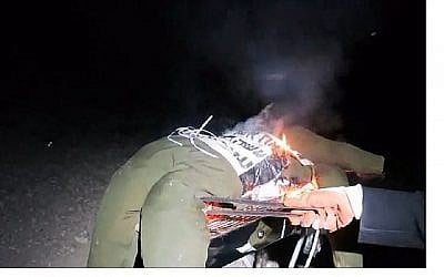 Capture d'écran d'une vidéo montrant un homme grillant au barbecue un mannequin vêtu de l'uniforme d'un soldat de Tsahal. (Hadashot news)