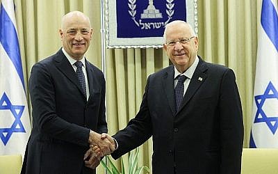 Le président israélien Reuven Rivlin (à droite) assiste à une cérémonie en l'honneur du nouvel ambassadeur autrichien en Israël, Martin Weiss, à la résidence du président à Jérusalem, le 1er février 2016. (Issac Harari/Flash90)