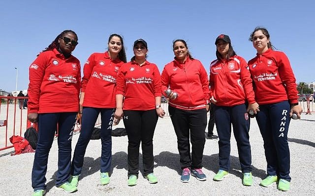 Les membres de l'équipe tunisienne de pétanque lors des championnats internationaux de pétanque Open dans la ville tunisienne de Hammamet, le 31 mars 2018 (Crédit :  AFP / FETHI BELAID)
