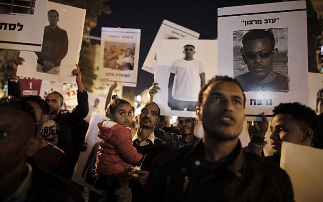 Des migrants africains et leurs soutiens manifestent à Jérusalem le 4 avril 2018 contre l'annulation par le Premier ministre Benjamin Netanyahu d'un accord avec l'ONU visant à éviter les expulsions forcées de milliers de migrants africains. (AFP/Menahem Kahana) Des migrants africains et leurs soutiens manifestent à Jérusalem le 4 avril 2018 contre l'annulation par le Premier ministre Benjamin Netanyahu d'un accord avec l'ONU visant à éviter les expulsions forcées de milliers de migrants africains. (AFP/Menahem Kahana)