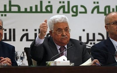 Le président de l'Autorité palestinienne Mahmoud Abbas lors d'une conférence de presse sur Jérusalem, dans la ville de Ramallah, en Cisjordanie, le 11 avril 2018. (AFP/Abbas Momani) Le président de l'Autorité palestinienne Mahmoud Abbas lors d'une conférence de presse sur Jérusalem, dans la ville de Ramallah, en Cisjordanie, le 11 avril 2018. (AFP/Abbas Momani)
