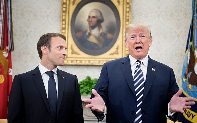 Le président français Emmanuel Macron (à gauche) écoute le président américain Donald Trump dans le bureau ovale avant une réunion au cours d'une visite d'État à la Maison-Blanche le 24 avril 2018 à Washington, DC. (AFP PHOTO / Brendan Smialowski) Le président français Emmanuel Macron (à gauche) écoute le président américain Donald Trump dans le bureau ovale avant une réunion au cours d'une visite d'État à la Maison-Blanche le 24 avril 2018 à Washington, DC. (AFP PHOTO / Brendan Smialowski)