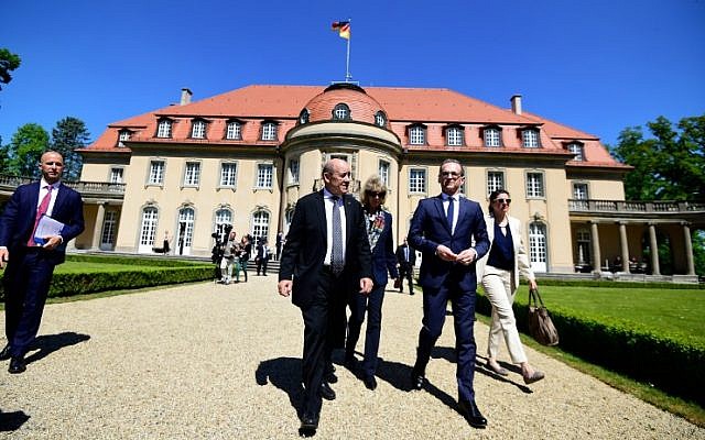 Le ministre des Affaires étrangères allemand Heiko Maas (deuxième à partir de la droite), son homologue français ) Jean-Yves Le Drian (deuxième à partir de la gauche) à au ministère des Affaires étrangères à Berlin, le 7 mai 2018. (Crédit : AFP / Tobias SCHWARZ)