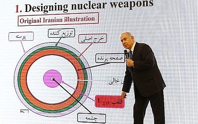Le Premier ministre Benjamin Netanyahu fait un discours sur les dossiers obtenus par Israël qui, selon lui, prouvent les mensonges iraniens sur son programme nucléaire au ministère de la Défense de Tel Aviv, le 30 avril 2018 (Crédit :  AFP Photo/Jack Guez)