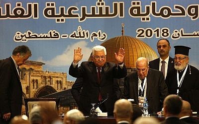 Le président palestinien Mahmud Abbas, à gauche, durant une rencontre du conseil national palestinien à Ramallah, le 30 avril 2018 (Crédit : AFP PHOTO / ABBAS MOMANI) Le président palestinien Mahmud Abbas, à gauche, durant une rencontre du conseil national palestinien à Ramallah, le 30 avril 2018 (Crédit : AFP PHOTO / ABBAS MOMANI)