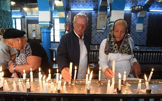 Des pèlerins juifs prennent part à un pèlerinage annuel à la synagogue de la Ghriba, à Djerba, e Tunisie, le 2 mais 2018. (FETHI BELAID / AFP) Des pèlerins juifs prennent part à un pèlerinage annuel à la synagogue de la Ghriba, à Djerba, e Tunisie, le 2 mais 2018. (FETHI BELAID / AFP)