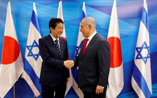 Le Premier ministre israélien Benjamin Netanyahu et son homologue japonais Shinzo Abe au bureau du Premier ministre, à Jérusalem, le 2 mai 2018. (Crédit : AFP / POOL / Abir SULTAN)