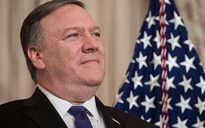 Le secrétaire d'Etat Mike Pompeo lors de sa prestation de serment au département d'Etat de  Washington, le 2 mai 2018 (Crédit :  AFP PHOTO / SAUL LOEB)