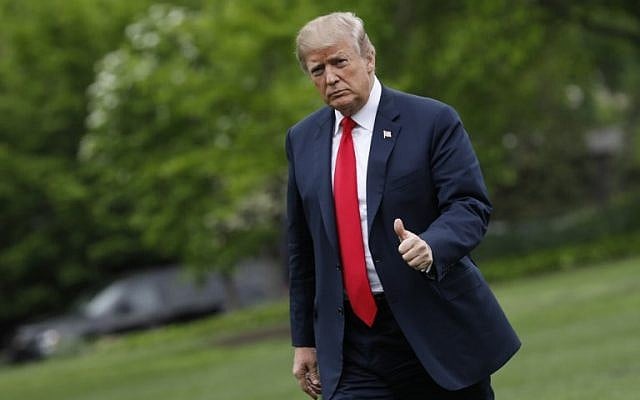 Le président américain Donald Trump fait un signe à son retour de Cleveland, Ohio, sur la pelouse sud de la Maison-Blanche à Washington, le 5 mai 2018. (YURI GRIPAS/AFP)