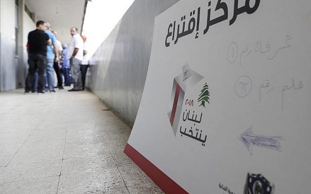 Des électeurs libanais arrivent pour voter lors des premières élections législatives en neuf ans, à Byblos, dans le nord du pays, le 6 mai 2018 (Crédit : / AFP PHOTO / Joseph EID Des électeurs libanais arrivent pour voter lors des premières élections législatives en neuf ans, à Byblos, dans le nord du pays, le 6 mai 2018 (Crédit : / AFP PHOTO / Joseph EID