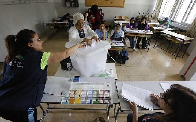 Un bureau de vote à Tripoli, au Liban, le 6 mai 2018. (Crédit : AFP/ MARWAN TAHTAH) Un bureau de vote à Tripoli, au Liban, le 6 mai 2018. (Crédit : AFP/ MARWAN TAHTAH)