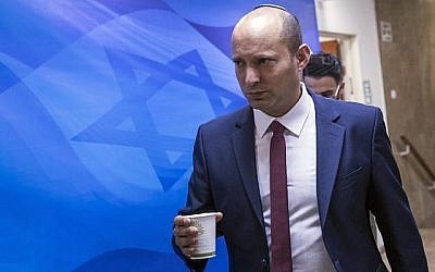 Le ministre de l'Éducation, Naftali Bennett, arrive au cabinet du Premier ministre pour assister à la réunion hebdomadaire du Cabinet le 6 mai 2018. (Jim Hollander/AFP)
