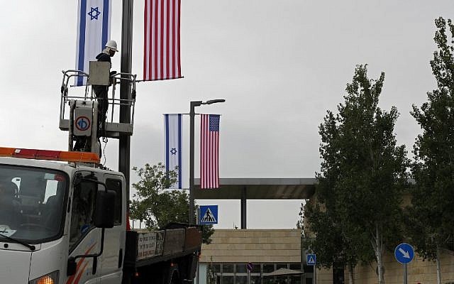 Un ouvrier installe des décorations de drapeaux israéliens et américains devant l'actuel consulat américain à Jérusalem où les autorités américaines installeront la nouvelle ambassade américaine, le 7 mai 2018. Le transfert de l'ambassade de Tel-Aviv à Jérusalem devrait avoir lieu le 14 mai. (AFP / Thomas Coex) Un ouvrier installe des décorations de drapeaux israéliens et américains devant l'actuel consulat américain à Jérusalem où les autorités américaines installeront la nouvelle ambassade américaine, le 7 mai 2018. Le transfert de l'ambassade de Tel-Aviv à Jérusalem devrait avoir lieu le 14 mai. (AFP / Thomas Coex)