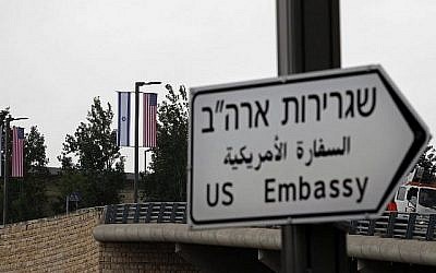 Un nouveau panneau indiquant le chemin vers la nouvelle ambassade américaine à Jérusalem  le 7 mai 2018 (AFP Photo / Thomas Coex)