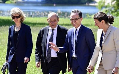 Le ministre des Affaires étrangères allemand Heiko Maas (deuxième à partir de la droite), son homologue français ) Jean-Yves Le Drian (deuxième à partir de la gauche) à Berlin, le 7 mai 2018. (Crédit : AFP / Tobias SCHWARZ