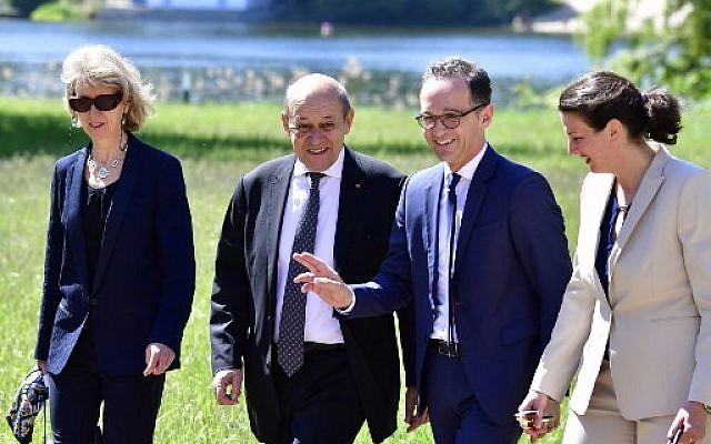 Le ministre des Affaires étrangères allemand Heiko Maas (deuxième à partir de la droite), son homologue français ) Jean-Yves Le Drian (deuxième à partir de la gauche) à Berlin, le 7 mai 2018. (Crédit : AFP / Tobias SCHWARZ