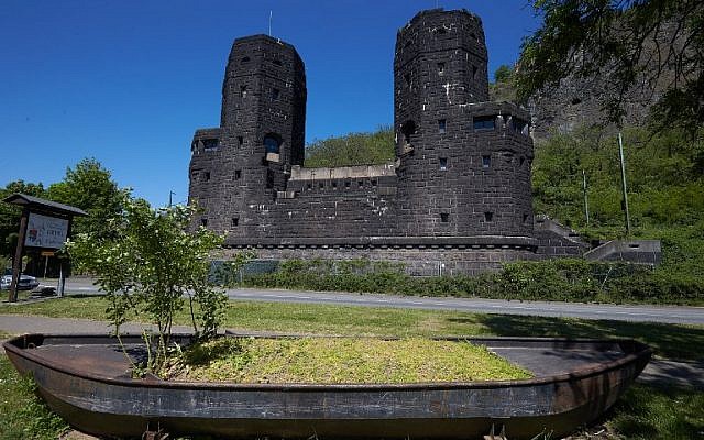 Les deux tours du pont de Remagen détruit, à Erpel, à côté de Remagen et Bonn, en Allemagne de l'ouest, le 7 mai 2018 (Crédit : / AFP PHOTO / dpa / Thomas Frey / Germany OUT