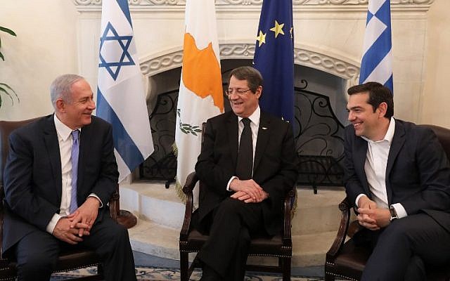 Le président chypriote Nicos Anastasiades (au centre),le Premier ministre israélien Benjamin Netanyahu et son homologue grec Alexis à Nicosie le 8 mai 2018. (Crédit: AFP / POOL / YIANNIS KOURTOGLOU)