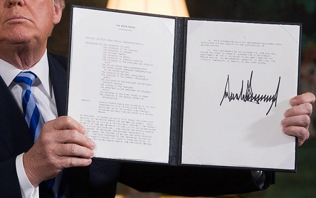 Le président américain Donald Trump signe un document réinstituant les sanctions contre l'Iran après avoir annoncé le retrait des Etats-Unis de l'accord sur le nucléaire iranien à la Maison Blanche, le 8 mai 2018 (Crédit : / AFP PHOTO / SAUL LOEB) Le président américain Donald Trump signe un document réinstituant les sanctions contre l'Iran après avoir annoncé le retrait des Etats-Unis de l'accord sur le nucléaire iranien à la Maison Blanche, le 8 mai 2018 (Crédit : / AFP PHOTO / SAUL LOEB)