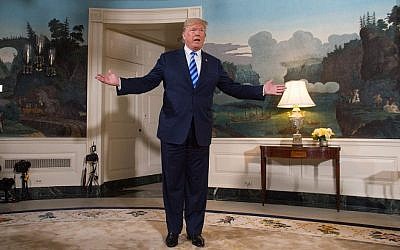 Le président américain Donald Trump vient d'annoncer sa décision concernant l'accord nucléaire avec l'Iran lors d'un discours à la presse prononcé dans la salle de réception diplomatique de la Maison-Blanche à Washington, DC, le 8 mai 2018. (AFP / SAUL LOEB) Le président américain Donald Trump vient d'annoncer sa décision concernant l'accord nucléaire avec l'Iran lors d'un discours à la presse prononcé dans la salle de réception diplomatique de la Maison-Blanche à Washington, DC, le 8 mai 2018. (AFP / SAUL LOEB)