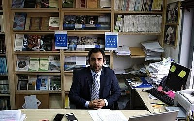 Le directeur de Human Rights Watch pour Israël et les territoires palestiniens, Omar Shakir, citoyen américain, est assis dans son bureau dans la ville de Ramallah, en Cisjordanie, le 9 mai 2018. (Crédit : ABBAS MOMANI/AFP)