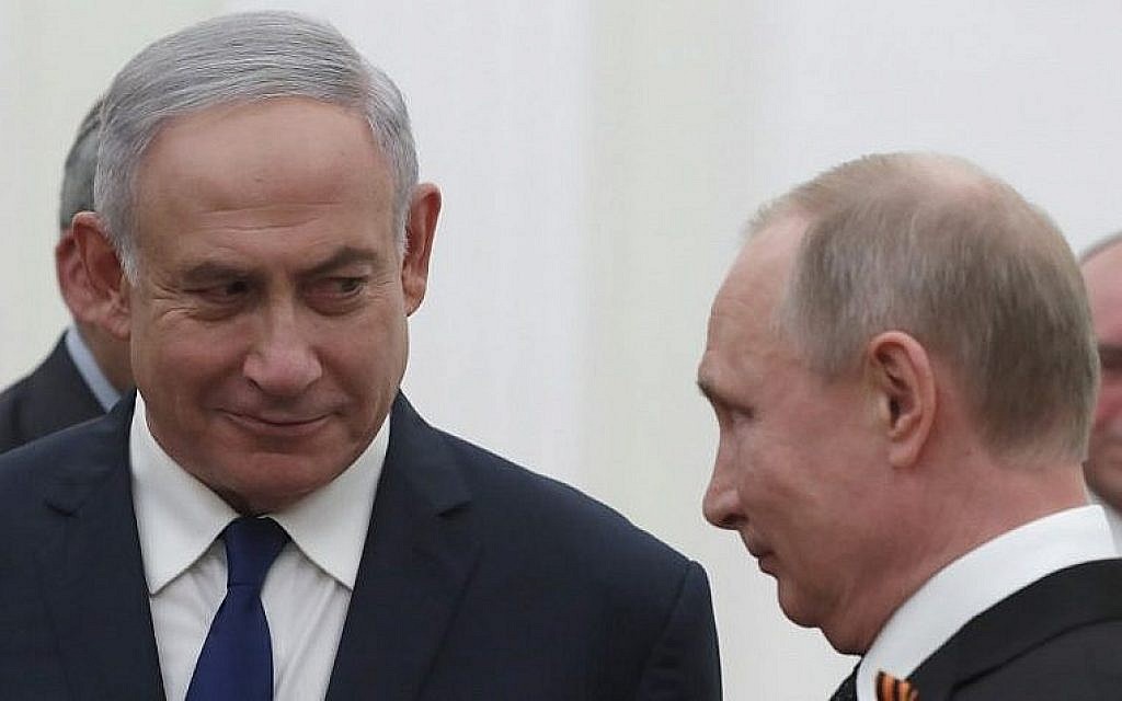 Le président russe Vladimir Poutine (à droite) avec le Premier ministre israélien Benjamin Netanyahu, au Kremlin à Moscou, le 9 mai 2018. (Crédit : SERGEI ILNITSKY/AFP) Le président russe Vladimir Poutine (à droite) avec le Premier ministre israélien Benjamin Netanyahu, au Kremlin à Moscou, le 9 mai 2018. (Crédit : SERGEI ILNITSKY/AFP)