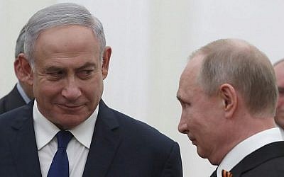 Le président russe Vladimir Poutine (à droite) avec le Premier ministre israélien Benjamin Netanyahu, au Kremlin à Moscou, le 9 mai 2018. (Crédit : SERGEI ILNITSKY/AFP) Le président russe Vladimir Poutine (à droite) avec le Premier ministre israélien Benjamin Netanyahu, au Kremlin à Moscou, le 9 mai 2018. (Crédit : SERGEI ILNITSKY/AFP)