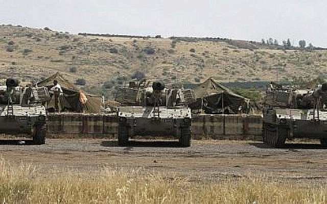 Une unité d'artillerie israélienne prend position près de la frontière syrienne sur le plateau du Golan le 9 mai 2018. (Jalaa Marey/AFP) Une unité d'artillerie israélienne prend position près de la frontière syrienne sur le plateau du Golan le 9 mai 2018. (Jalaa Marey/AFP)
