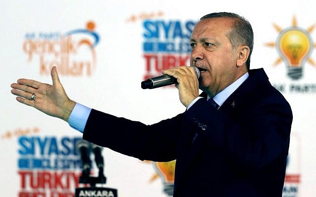 Le président turc Recep Tayyip Erdogan s'adresse à la foule lors du congrès des branches jeunesse d'Ankara du Parti de la justice et du développement (AKP) au Ankara Sports Hall à Ankara, Turquie, le 11 mai 2018. (AFP PHOTO / ADEM ALTAN) Le président turc Recep Tayyip Erdogan s'adresse à la foule lors du congrès des branches jeunesse d'Ankara du Parti de la justice et du développement (AKP) au Ankara Sports Hall à Ankara, Turquie, le 11 mai 2018. (AFP PHOTO / ADEM ALTAN)