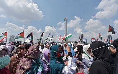 Des musulmans d'Indonésie manifestent contre le transfert de l'ambassade américaine à Jérusalem, à Jakarta, le 11 mai 2018. (Crédit : AFP / ADEK BERRY)