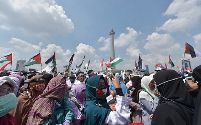 Des musulmans d'Indonésie manifestent contre le transfert de l'ambassade américaine à Jérusalem, à Jakarta, le 11 mai 2018. (Crédit : AFP / ADEK BERRY)