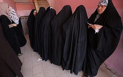 Des Irakiennes font la queue à un bureau de vote du district Wadi Hajar à Mossoul, le 12 mai 2018, encore partiellement en ruines après le combat qui duré des mois pour vaincre l'Etat islamique (EI) (Crédit : AFP PHOTO / AHMAD AL-RUBAYE) Des Irakiennes font la queue à un bureau de vote du district Wadi Hajar à Mossoul, le 12 mai 2018, encore partiellement en ruines après le combat qui duré des mois pour vaincre l'Etat islamique (EI) (Crédit : AFP PHOTO / AHMAD AL-RUBAYE)