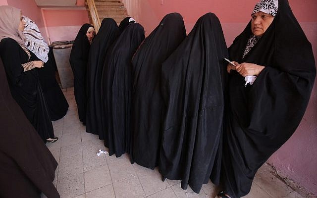 Des Irakiennes font la queue à un bureau de vote du district Wadi Hajar à Mossoul, le 12 mai 2018, encore partiellement en ruines après le combat qui duré des mois pour vaincre l'Etat islamique (EI) (Crédit : AFP PHOTO / AHMAD AL-RUBAYE) Des Irakiennes font la queue à un bureau de vote du district Wadi Hajar à Mossoul, le 12 mai 2018, encore partiellement en ruines après le combat qui duré des mois pour vaincre l'Etat islamique (EI) (Crédit : AFP PHOTO / AHMAD AL-RUBAYE)