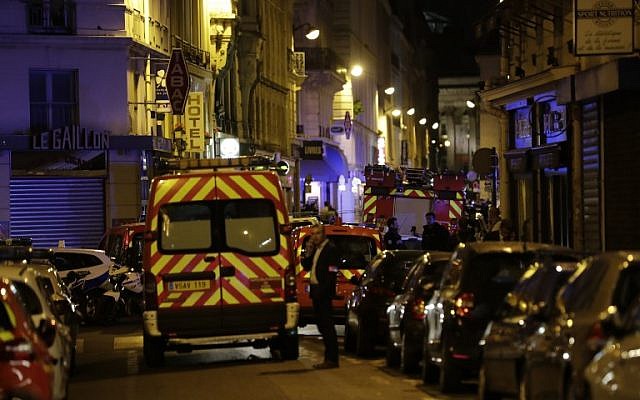 Les pompiers bloquent la rue Saint-Augustin à Paris suite à la mort d'une personne lors d'un attentat au couteau qui a également fait plusieurs blessés à Paris, le 12 mai 2018 (Crédit :  / AFP PHOTO / Thomas SAMSON)