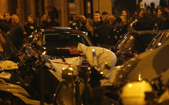 Un membre de l''équipe médico-légale inspecte le périmètre de la rue Monsigny, dans le cente de Paris, où a eu lieu une attaque qui a fait un mort et plusieurs blessés par un homme armé d'un couteau, qui a été abattu par la police, le 12 mai 2018 (Crédit :   / AFP PHOTO / GEOFFROY VAN DER HASSELT)