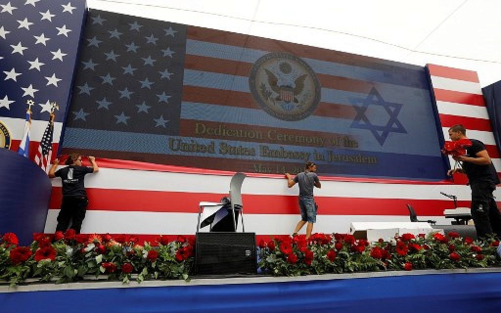 Le personnel de l'ambassade prépare l'inauguration de l'ambassade américaine à Jérusalem, le 14 mai 2018. (Crédit : AFP/ Menahem KAHANA)