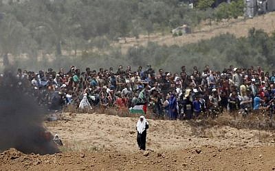 Des manifestants palestiniens se rassemblent le long de la barrière frontalière avec Israël, le 14 mai 2018 (JACK GUEZ / AFP) Des manifestants palestiniens se rassemblent le long de la barrière frontalière avec Israël, le 14 mai 2018 (JACK GUEZ / AFP)