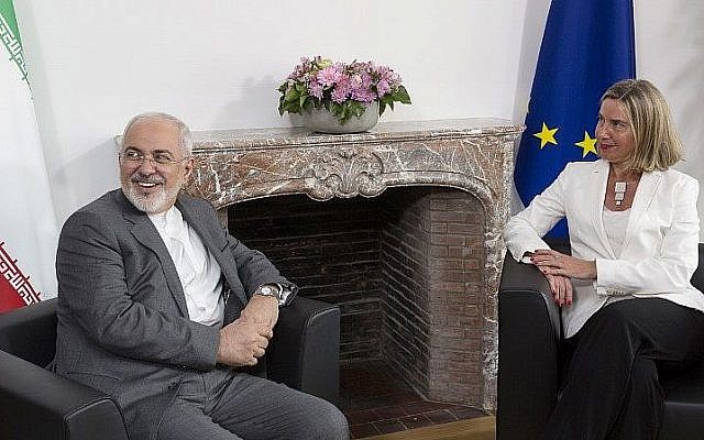 Le ministre des Affaires étrangères iranien Mohammad Javad Zarif avec la cheffe de la diplomatie européenne Federica Mogherini discutent de l'accord du nucléaire iranien, dans les quartiers généraux de l'UE, à Bruxelles, le 15 mi 2018. (Crédit: AFP / POOL / Thierry Monasse)