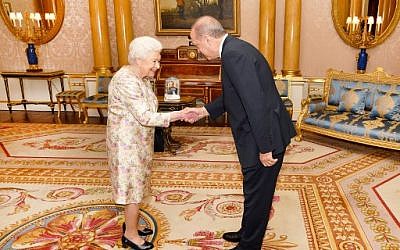La reine Elizabeth II reçoit le président turc Recep Tayyip Erdogan à Buckingham Palace, le 15 mai 2018. (Crédit : AFP / POOL / John Stillwell)